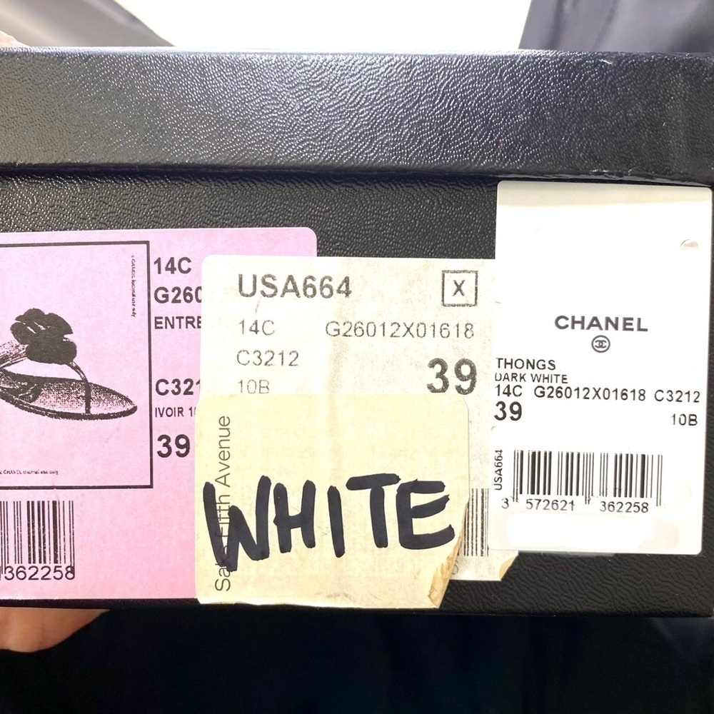 AUTHENTIC 💎 CHANEL DARK WHITE CC LOGO THONG FLAT SANDALS SLIDES EU 39 CAMELLIA - Picture 14 of 15